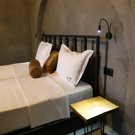 17 Boutique Bed & Breakfast *